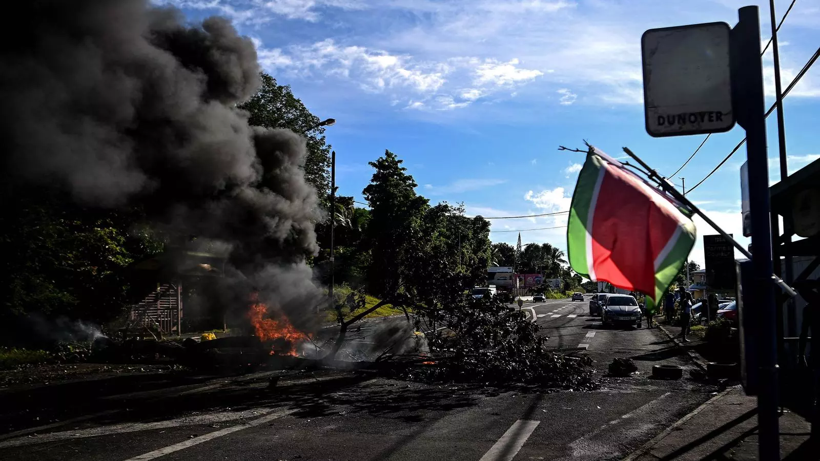 Un arbre cremat després d'una altra jornada de protestes a Guadalupe contra les restriccions per la pandèmia i l'ús del certificat de vacunació.