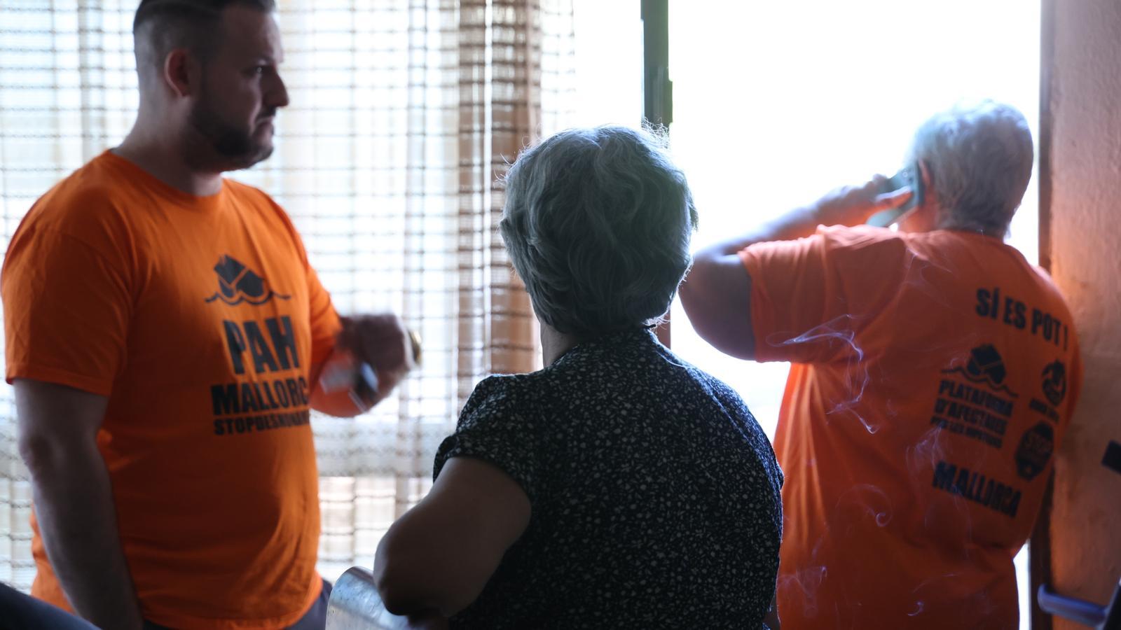 PAH activists help a woman during an eviction in Palma.