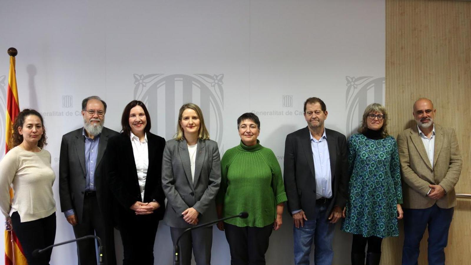 The Minister for Social Rights and Inclusion, Mònica Martínez Bravo, together with the members of the Committee of Experts for Transformation and Social Innovation (CETIS), together with its president, Rosa Alarcón.