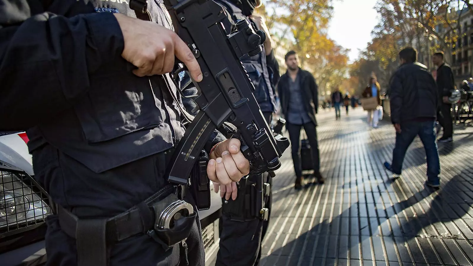 Agents dels Mossos d’Esquadra en un dispositiu antiterrorista a la Rambla, on fa dos anys van morir 14 persones.