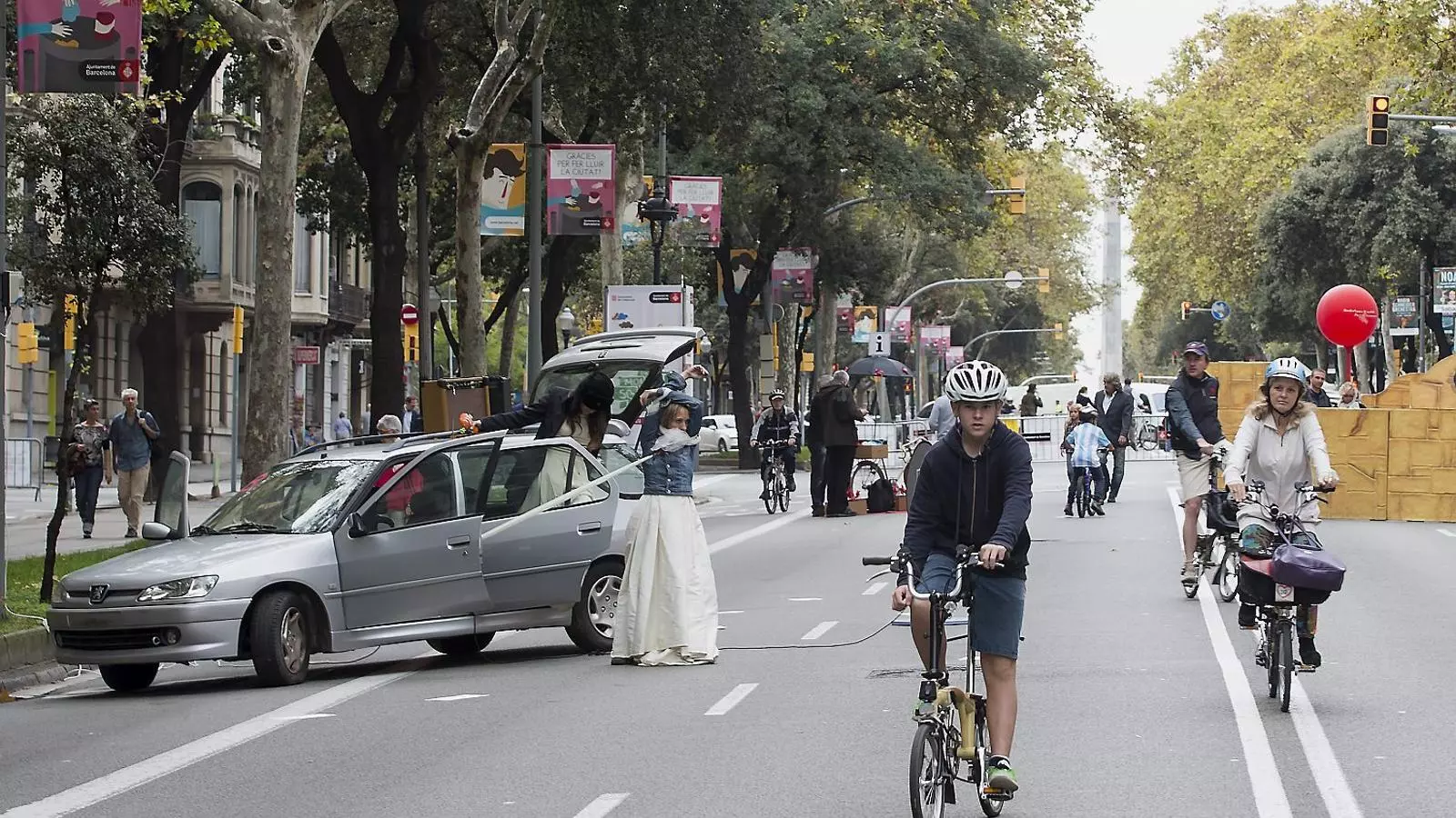 La Diagonal es va omplir d’activitats alternatives durant el Dia Sense Cotxes.