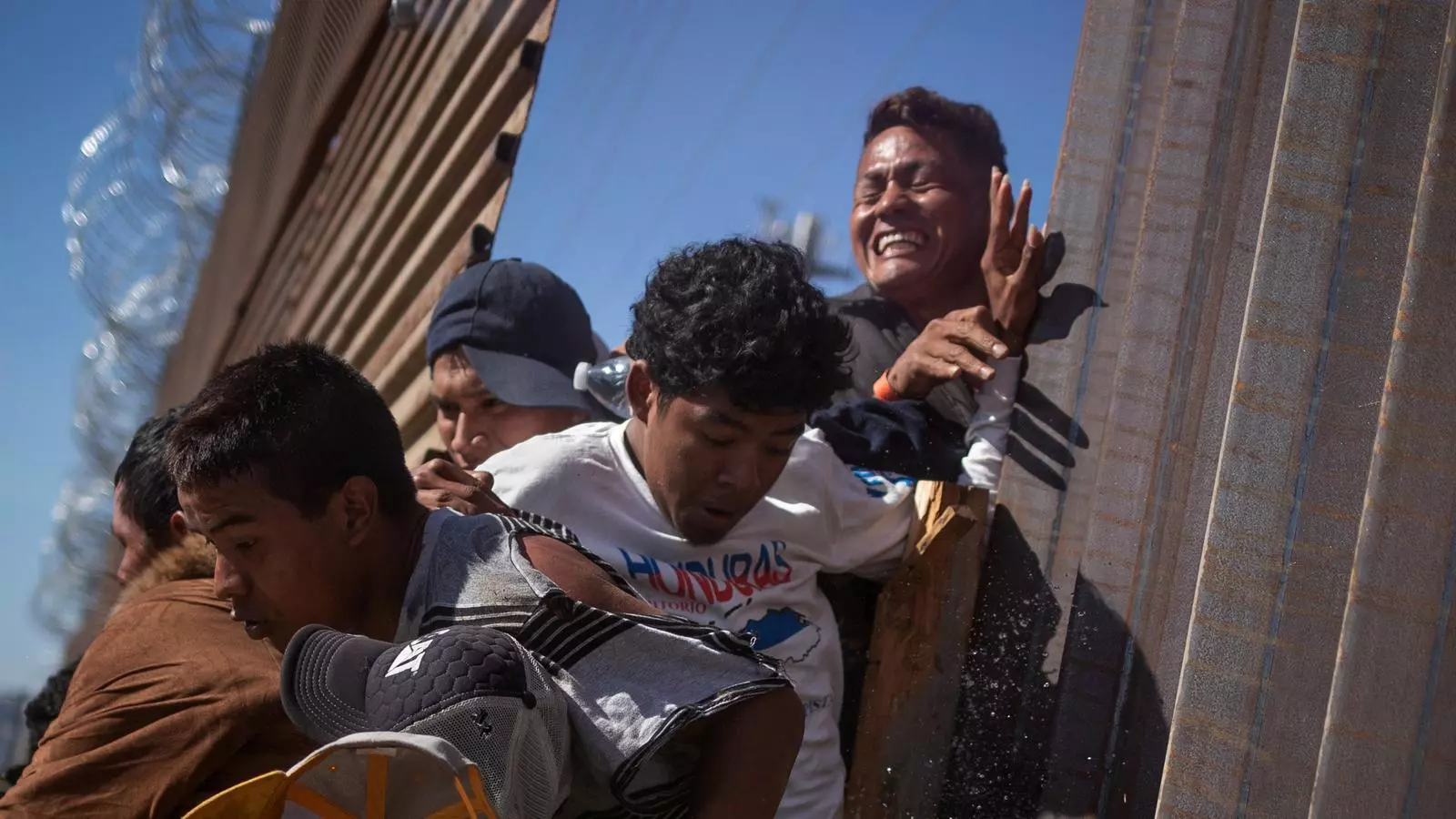 La caravana d'immigrants tracta de superar la frontera dels EUA.