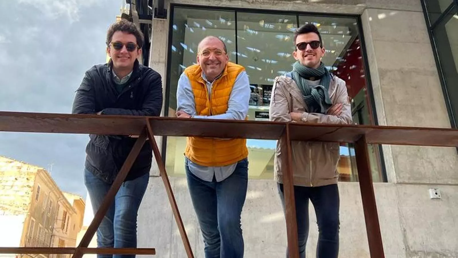Membres del PP d'Inca davant el Teatre Principal d'Inca