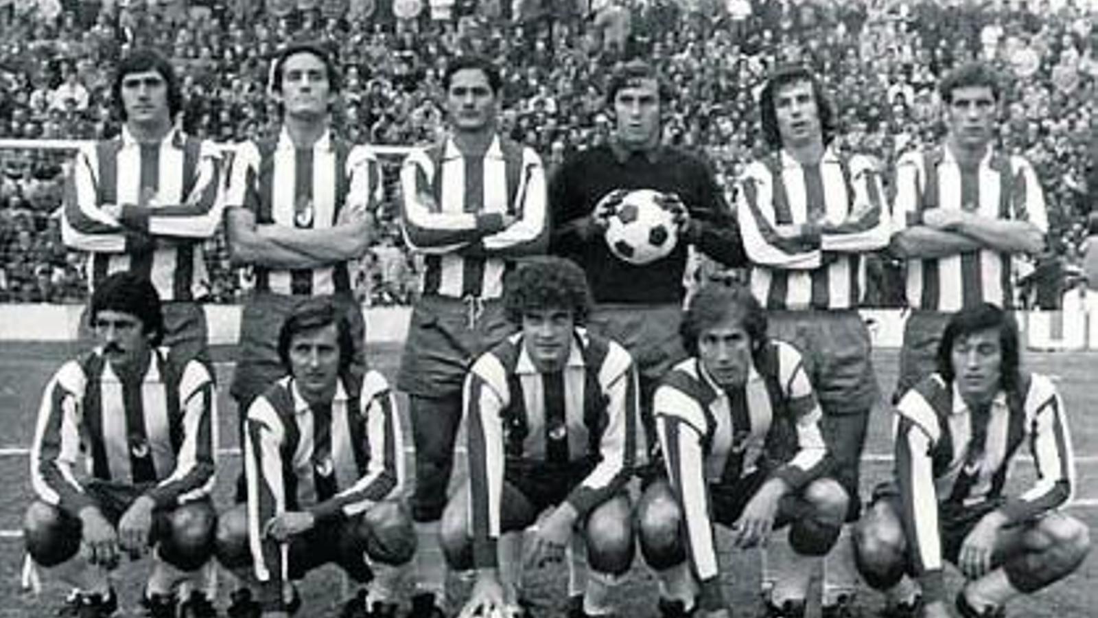 L'equip del Granada de la temporada 1973/74, amb Alberto Aguirre Suárez i Enrique Porta.