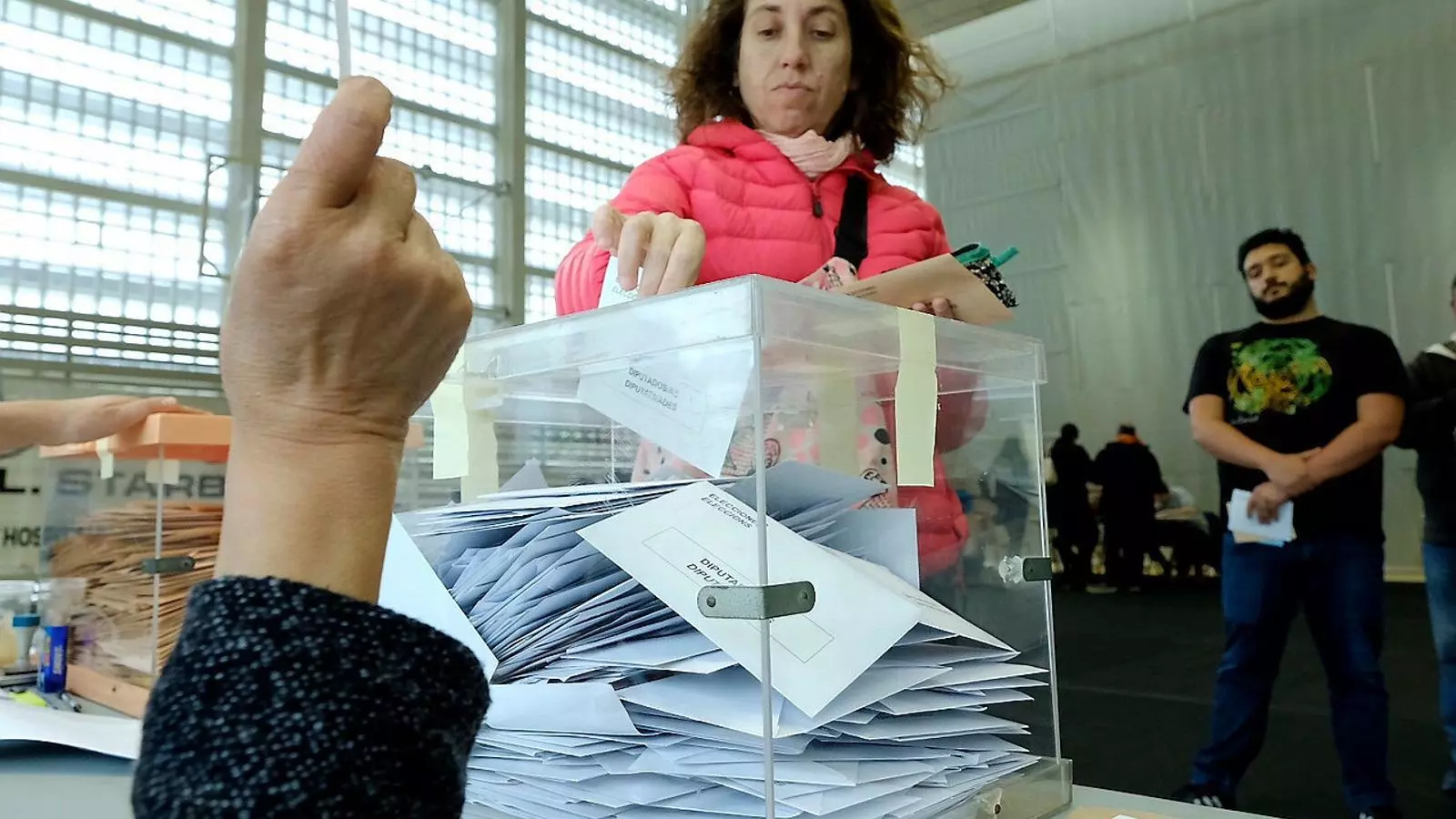Una electora dipositant el seu vot en una urna durant la jornada electoral d’ahir.