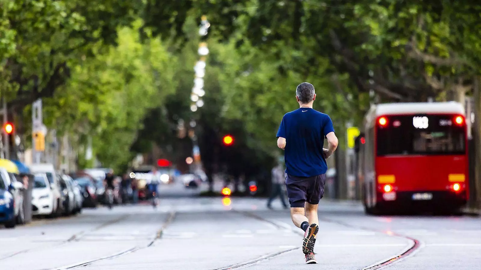 Un home corre pels carrers de Barcelona