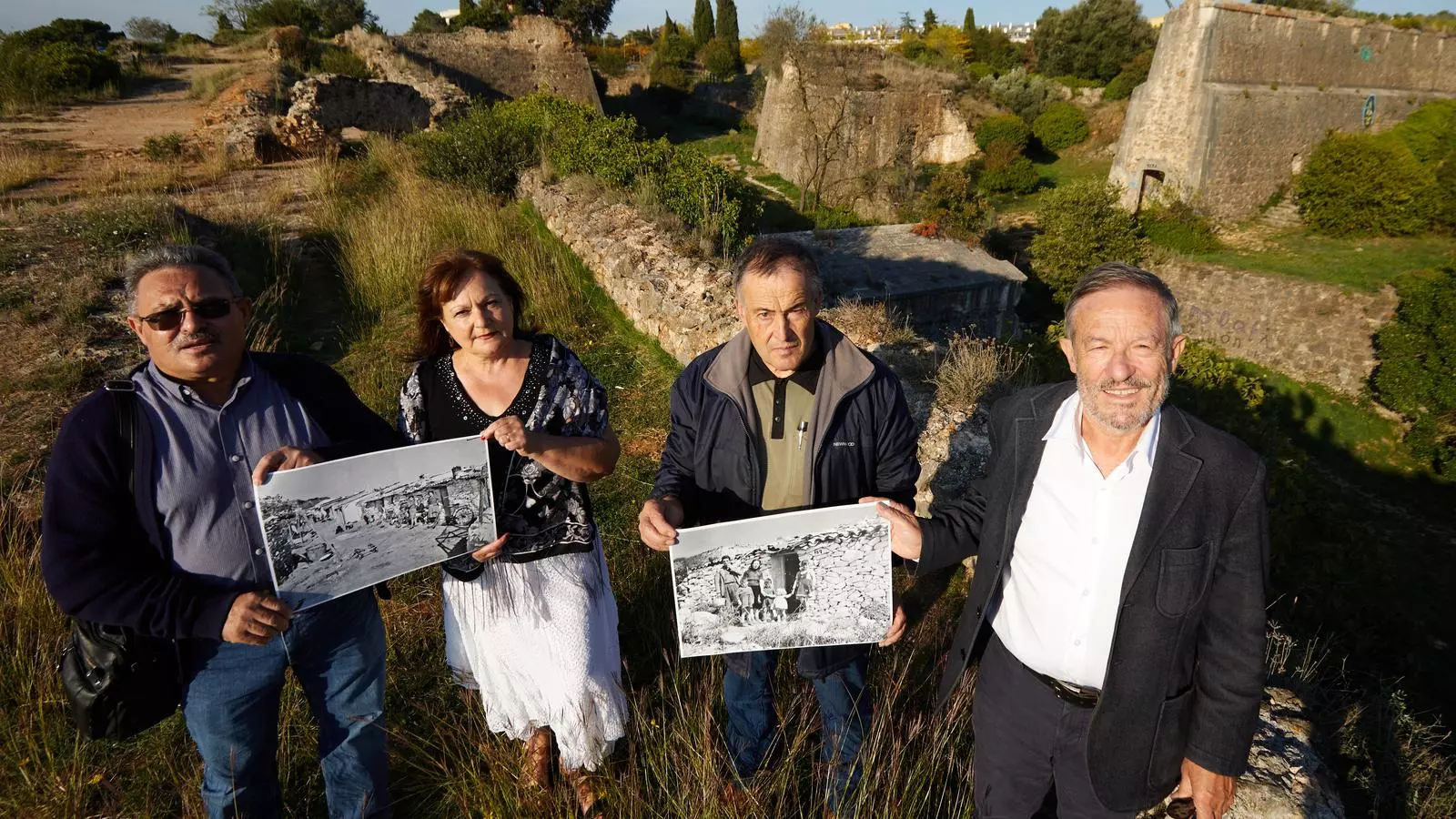 Els tres germans Llorente Varela amb Mari Caserneiro, al castell de Montjuïc, davant les restes d'unes barraques que van ser la seva primera casa a Girona.