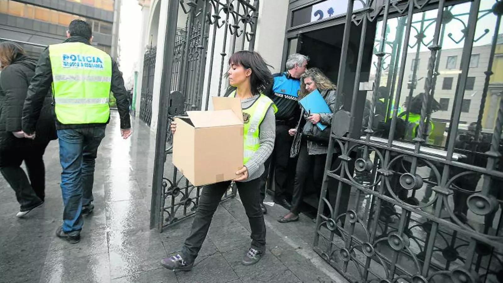 LLUITA CONTRA EL FRAU Un grup de Mossos d'Esquadra sortint de l'Ajuntament de Sabadell després de l'escorcoll de despatxos de tècnics i regidors pel cas Mercuri.