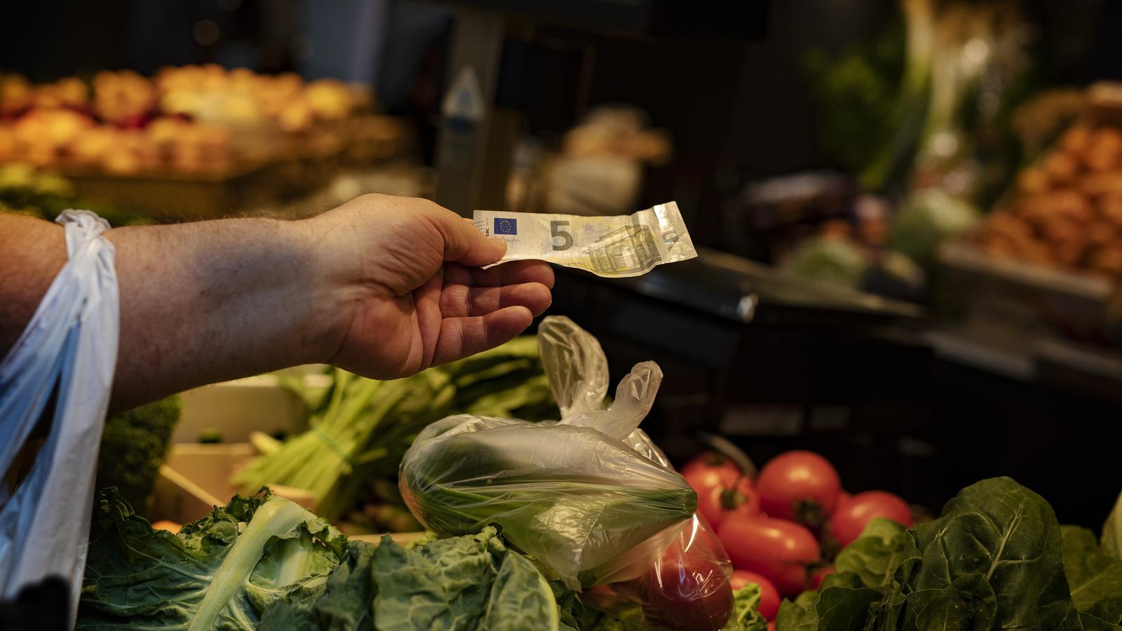 En la imagen, una persona comprando en el Mercado de San Antonio de Barcelona.