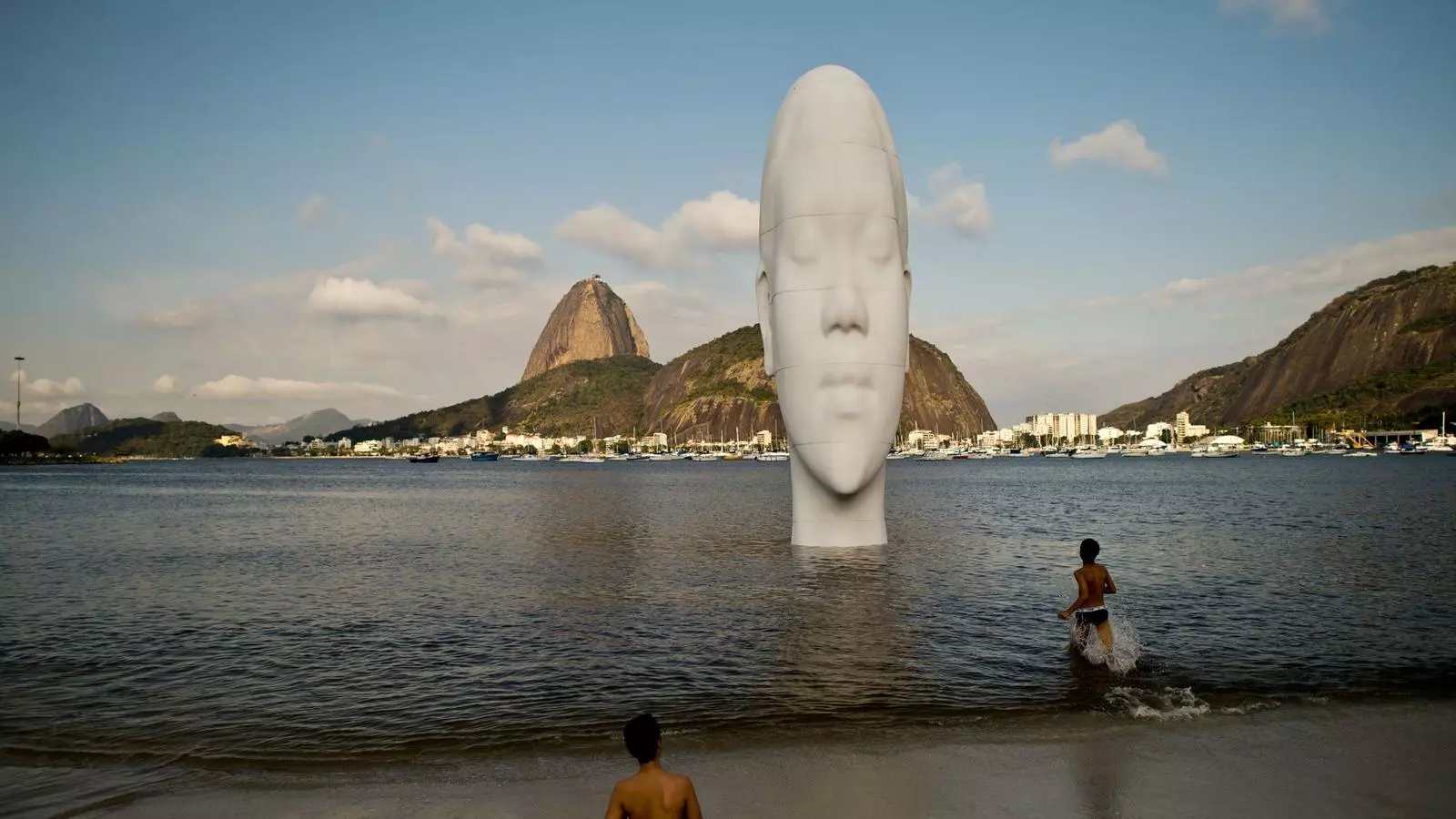 La platja de Rio amb l'escultura de Jaume Plensa