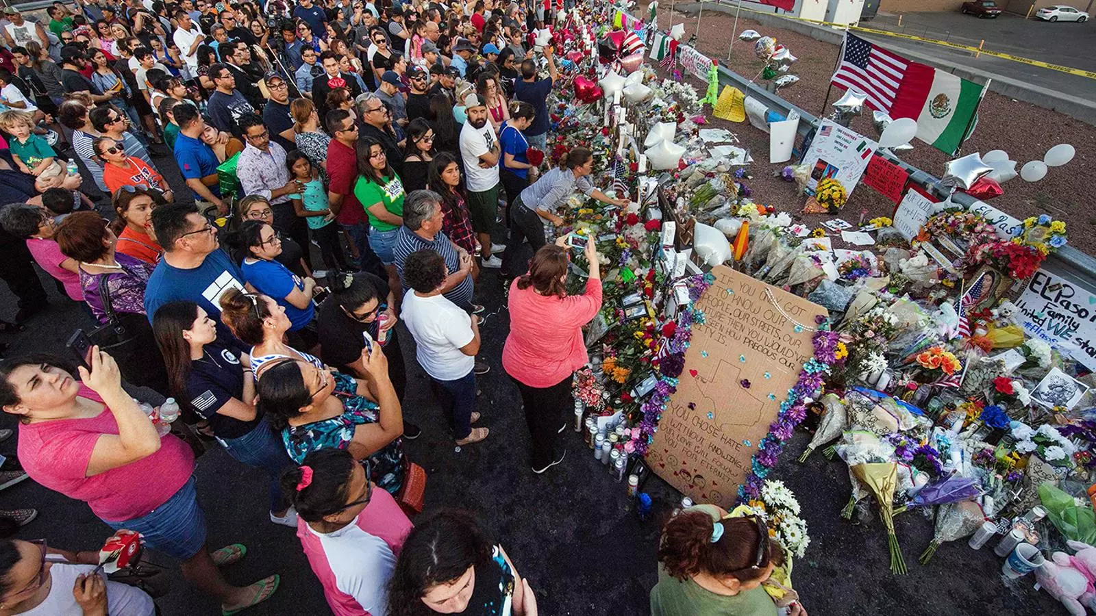Memorial improvisat per a les víctimes del tiroteig amb un total de 22 persones mortes al centre comercial WalMart de Cielo Vista a El Paso, Texas, els Estats Units