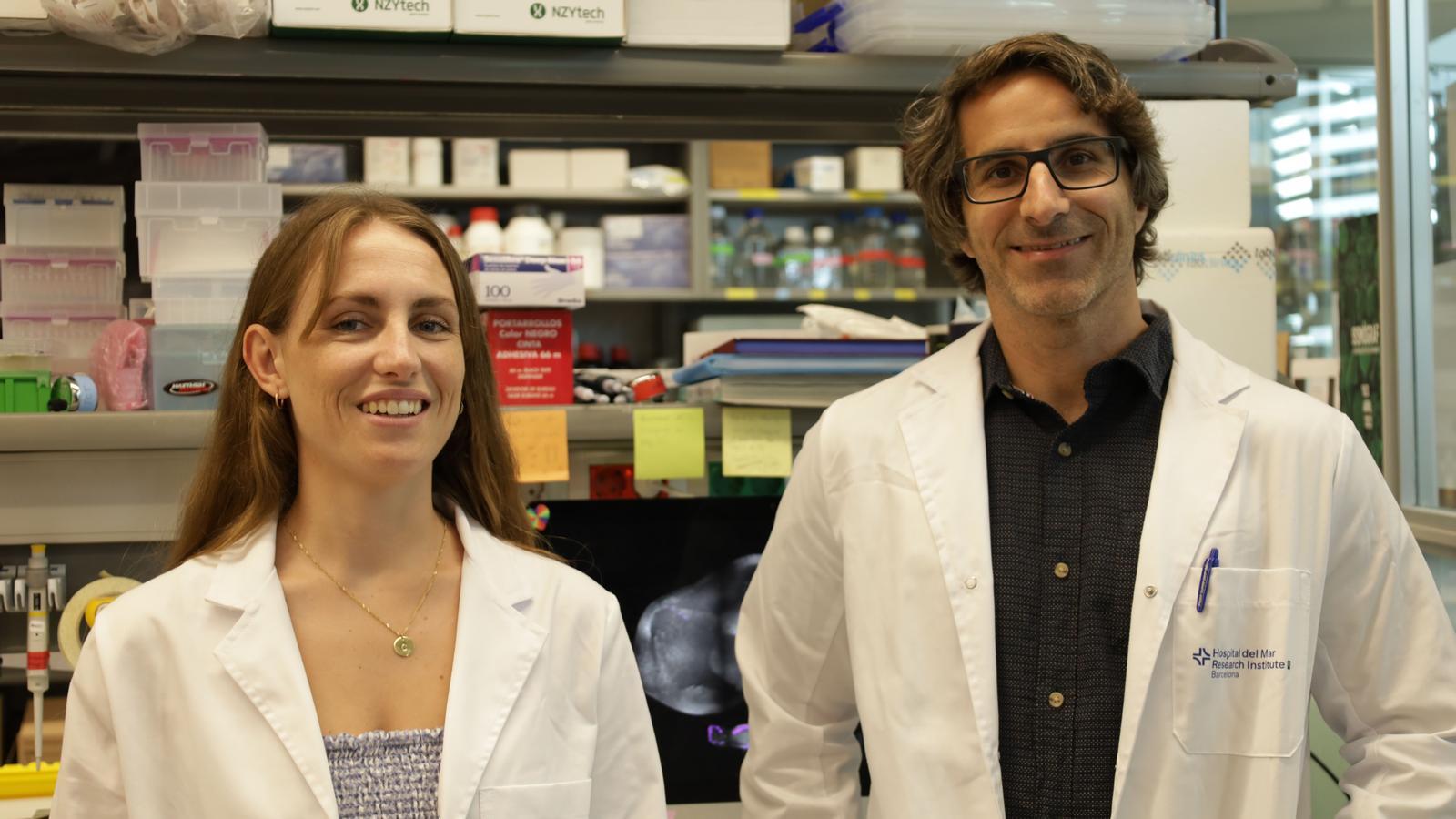 La doctora Catalina Rozalén, investigadora predoctoral del Instituto de Investigación del Hospital del Mar y el doctor Toni Celià-Terrassa, investigador del Grupo de investigación de Células Madre Cancerosas y Dinámicas de Metástasis y del Grupo GEICAM