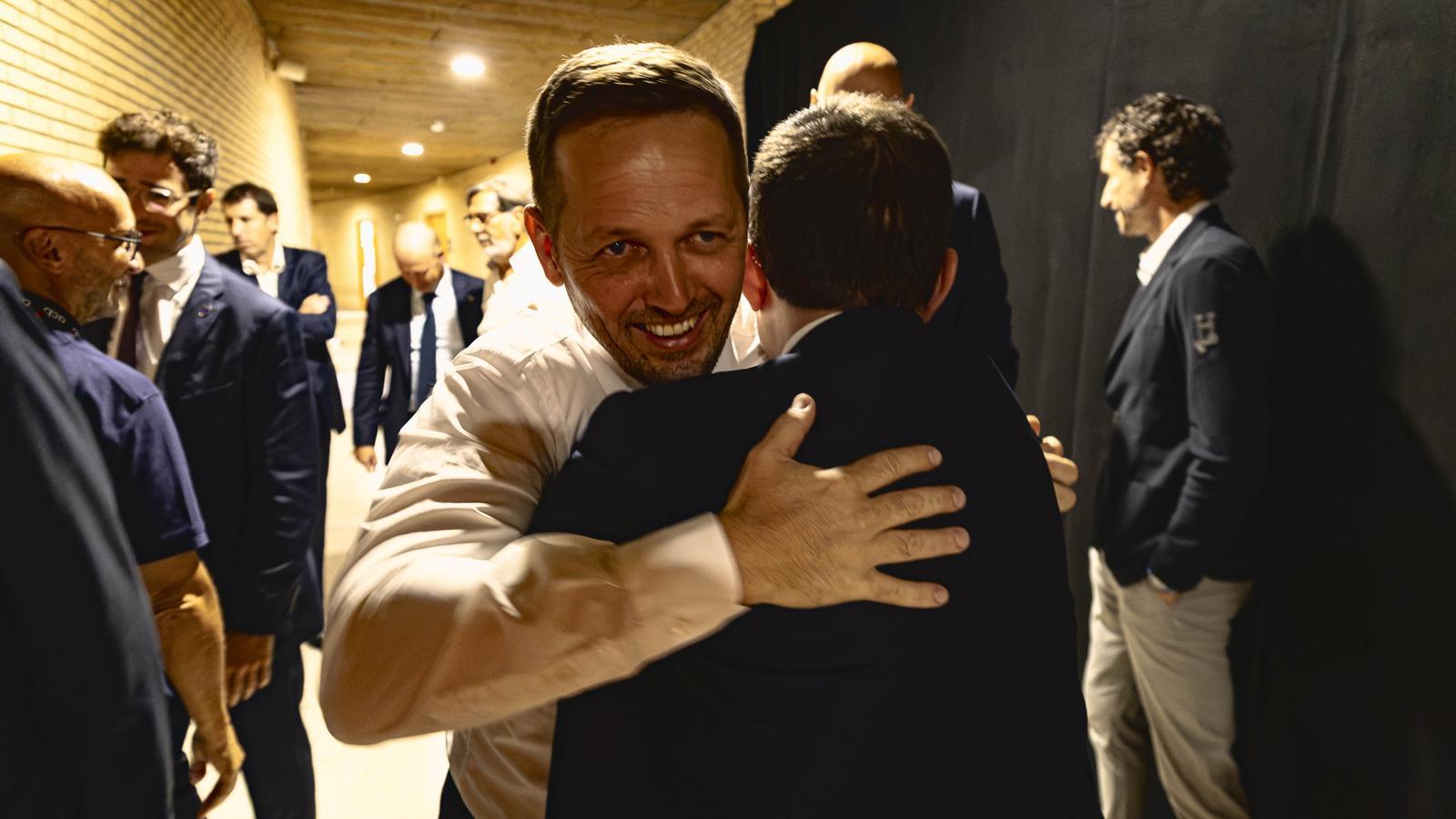 Abrazo de Aleksander Sekulic después de la semifinal de la Supercopa Endesa.