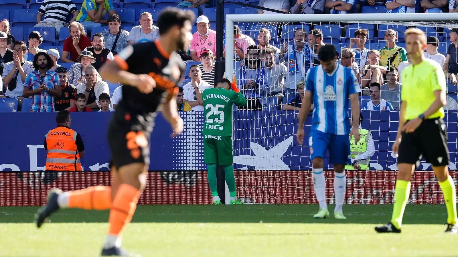 Álvaro Fernández es lamenta després de l'error que va suposar l'empat del València