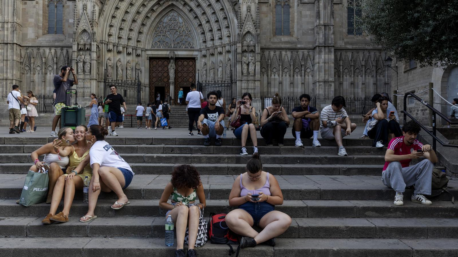 Turistas ante la Catedral de Barcelona.
