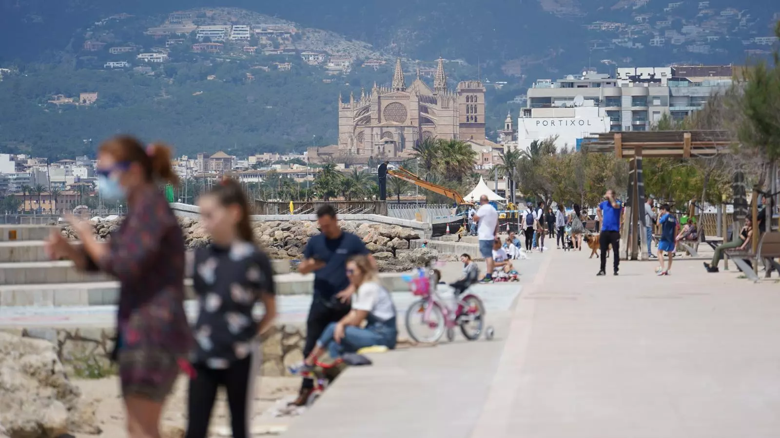 Gent al carrer passejant per Palma en l'època de retrocés de la pandèmia de covid-19