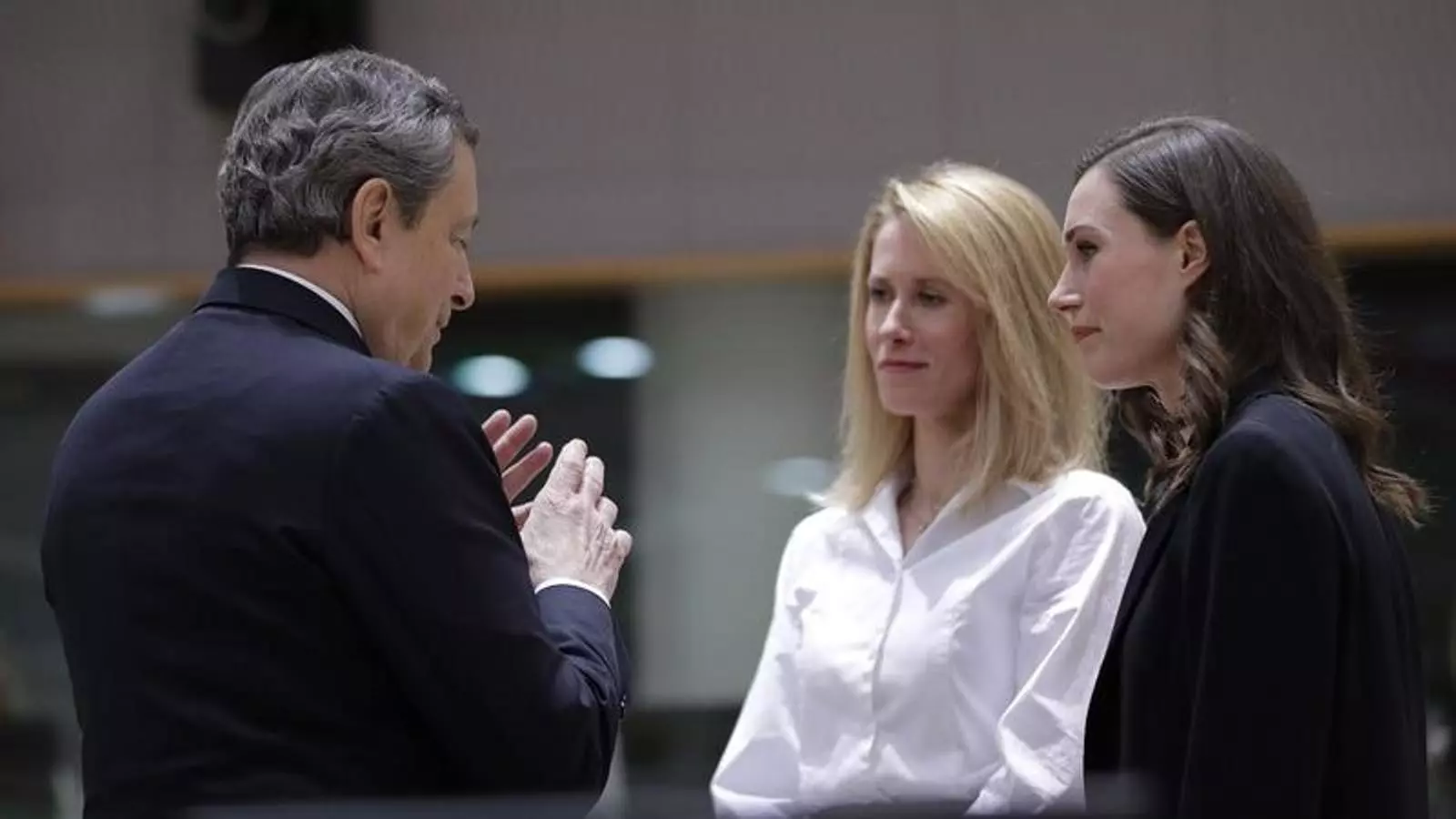 El primer ministre italià, Mario Draghi, conversa amb les seves homòlogues estònia, Kaja Kallas, i finesa, Sanna Marin, a la cimera especial sobre Ucraïna celebrada el 30 de maig a Brussel·les.