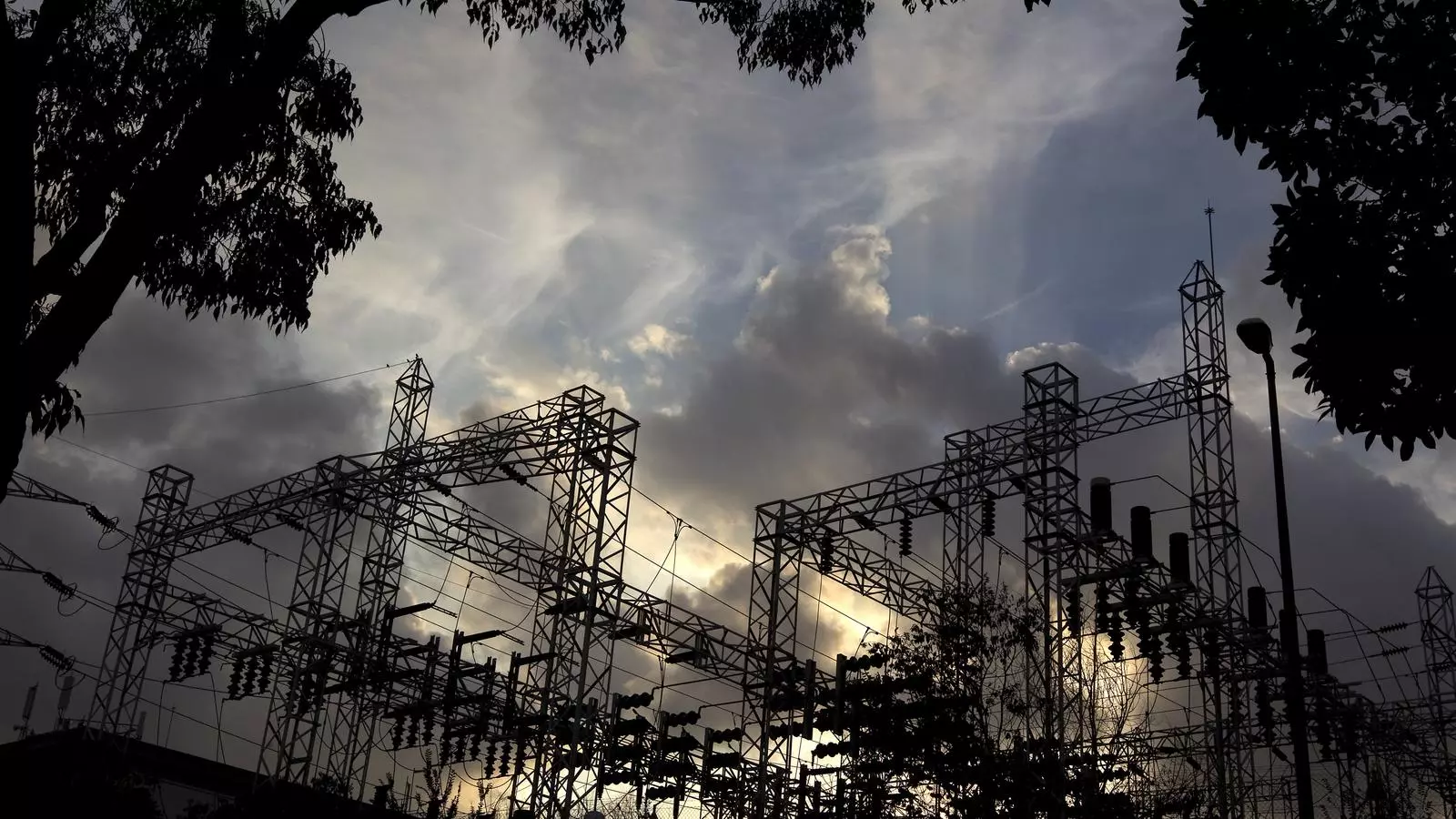 L'electricitat s'ha encarit un 98,5% durant el primer semestre d'enguany.