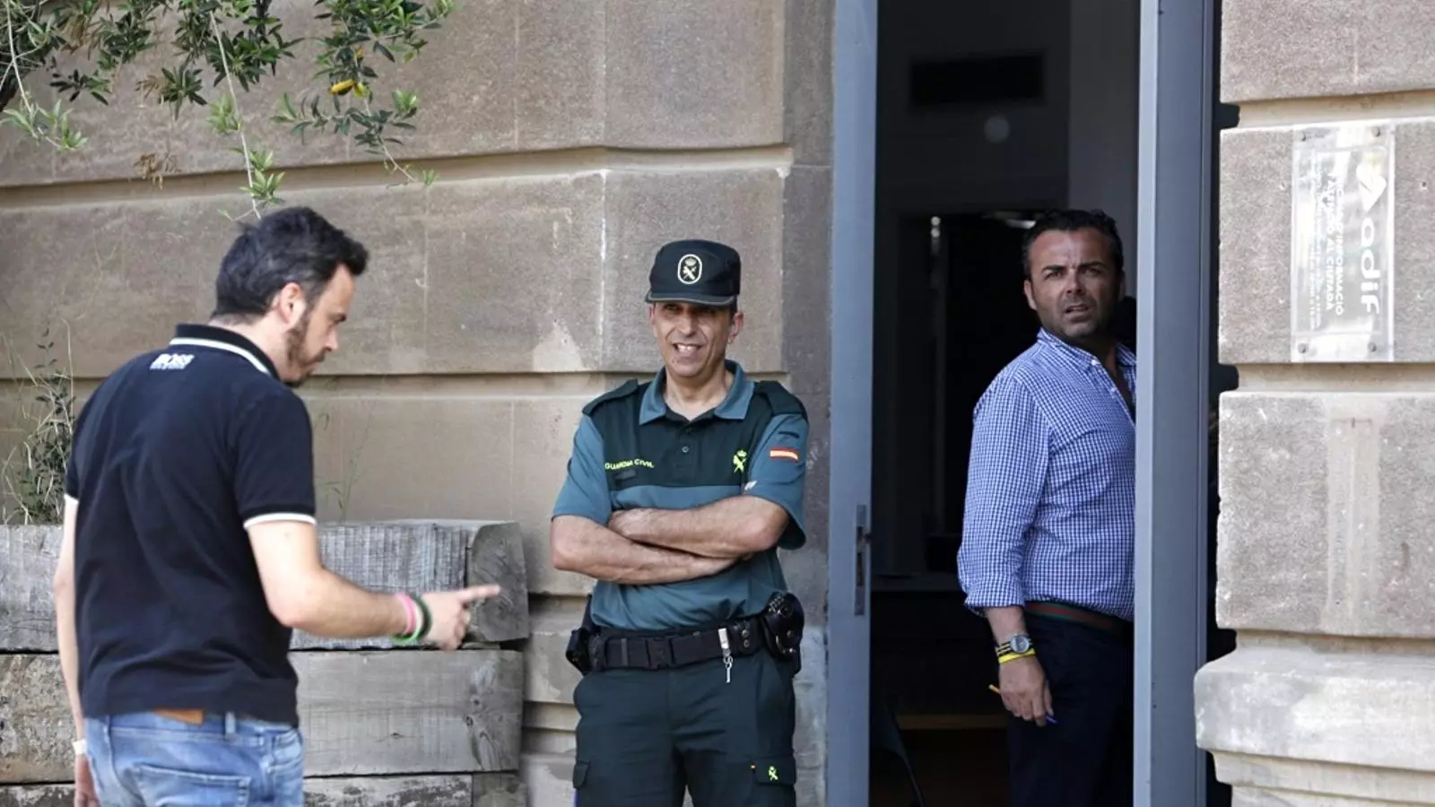 Agents de la Guàrdia Civil, durant l'escorcoll dimarts de la seu d'Adif a la Sagrera (Barcelona)