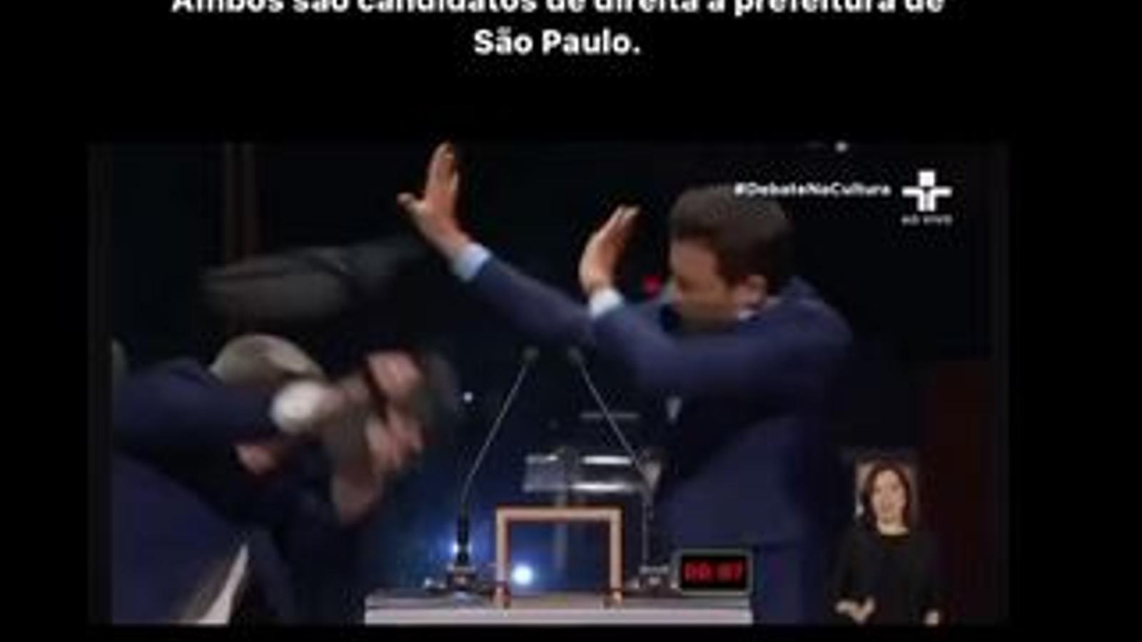 Momento en el que un candidato da un sillazo a otro en el ayuntamiento de Sao Paolo.