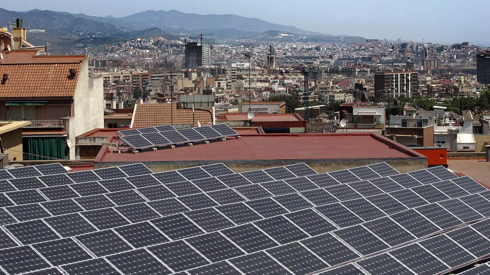 Plaques fotovoltaiques per produir energia sobre el sostre del mercat municipal del Carmel, a Barcelona.