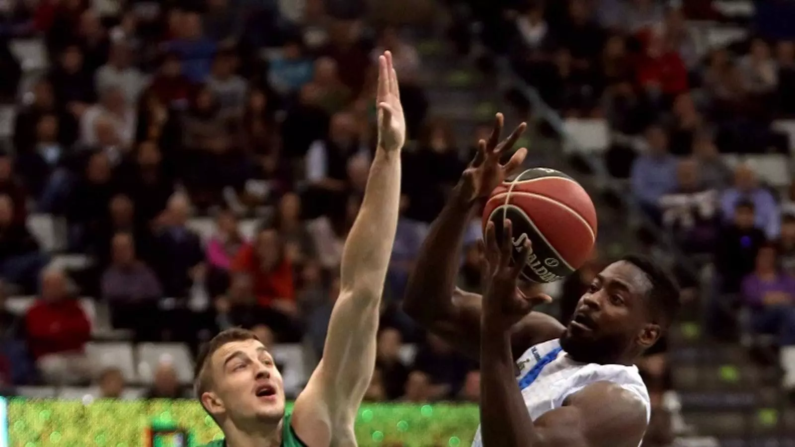 Tomasz Gielo, de la Penya, intenta evitar la cistella de Michael Fakuade, del Gipuzkoa