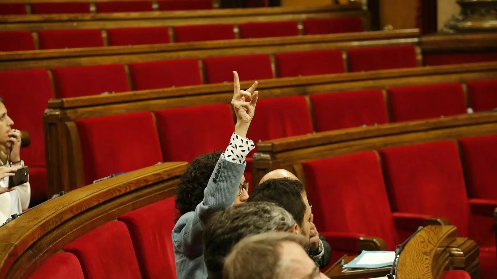 Marta Rovira marca el sentit de vot en una votació.