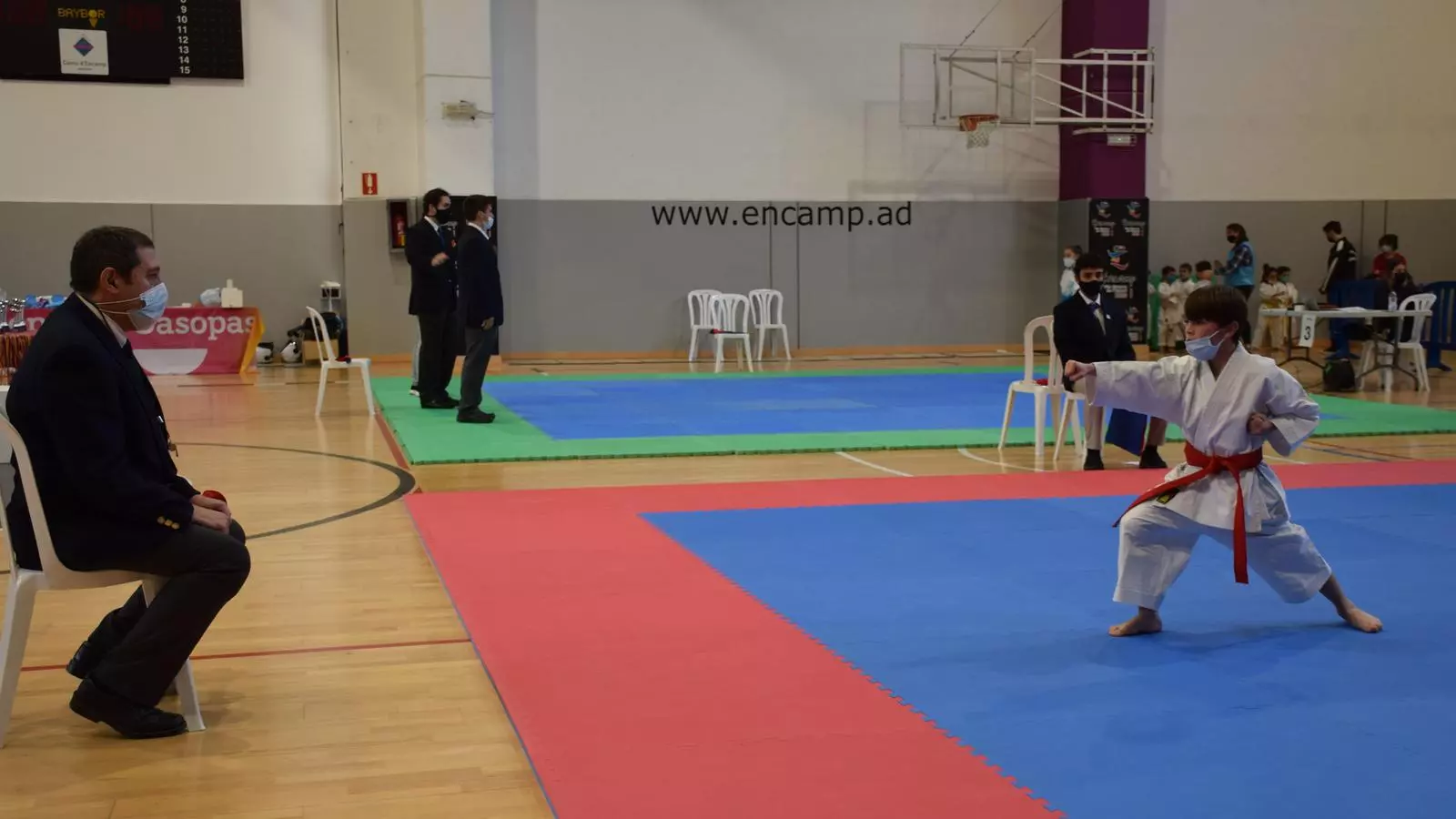 Un infant mostrant al jutge la seva tècnica en Karate.