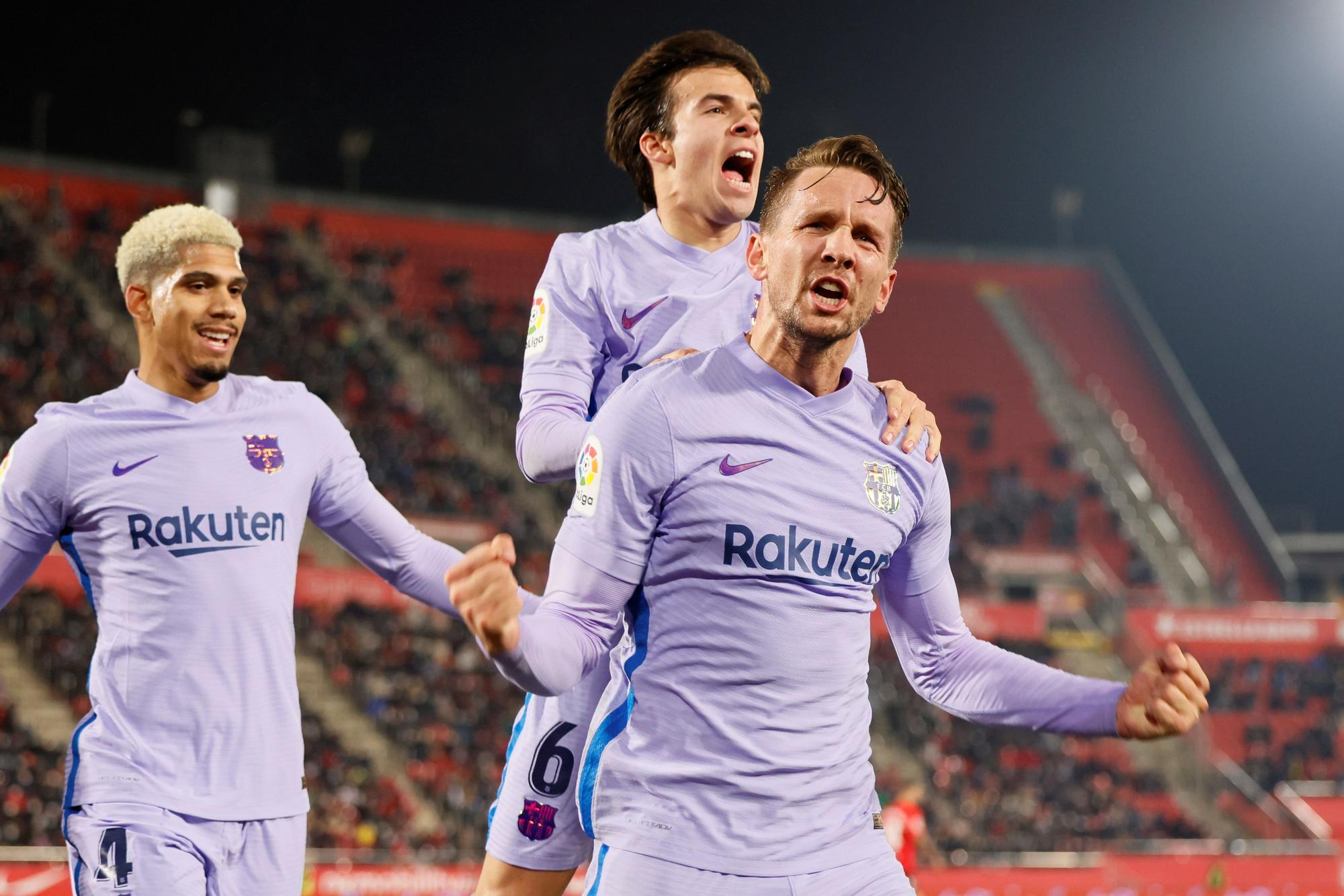 Luuk de Jong, acompanyat per Riqui Puig i Araujo, celebra el seu gol contra el Mallorca