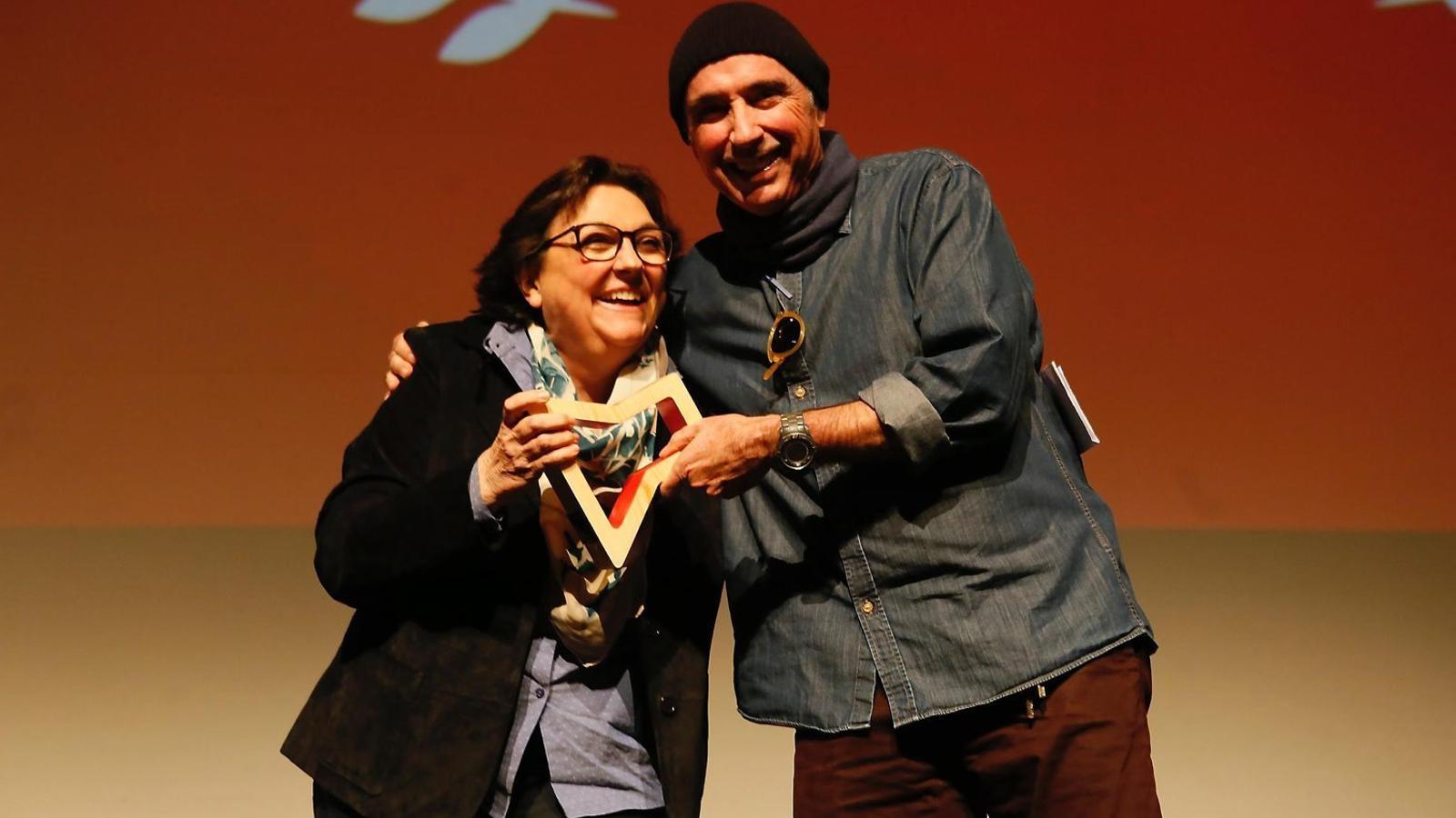 Lluís Llach va lliurar el premi ARC a la trajectòria a Núria Batalla.