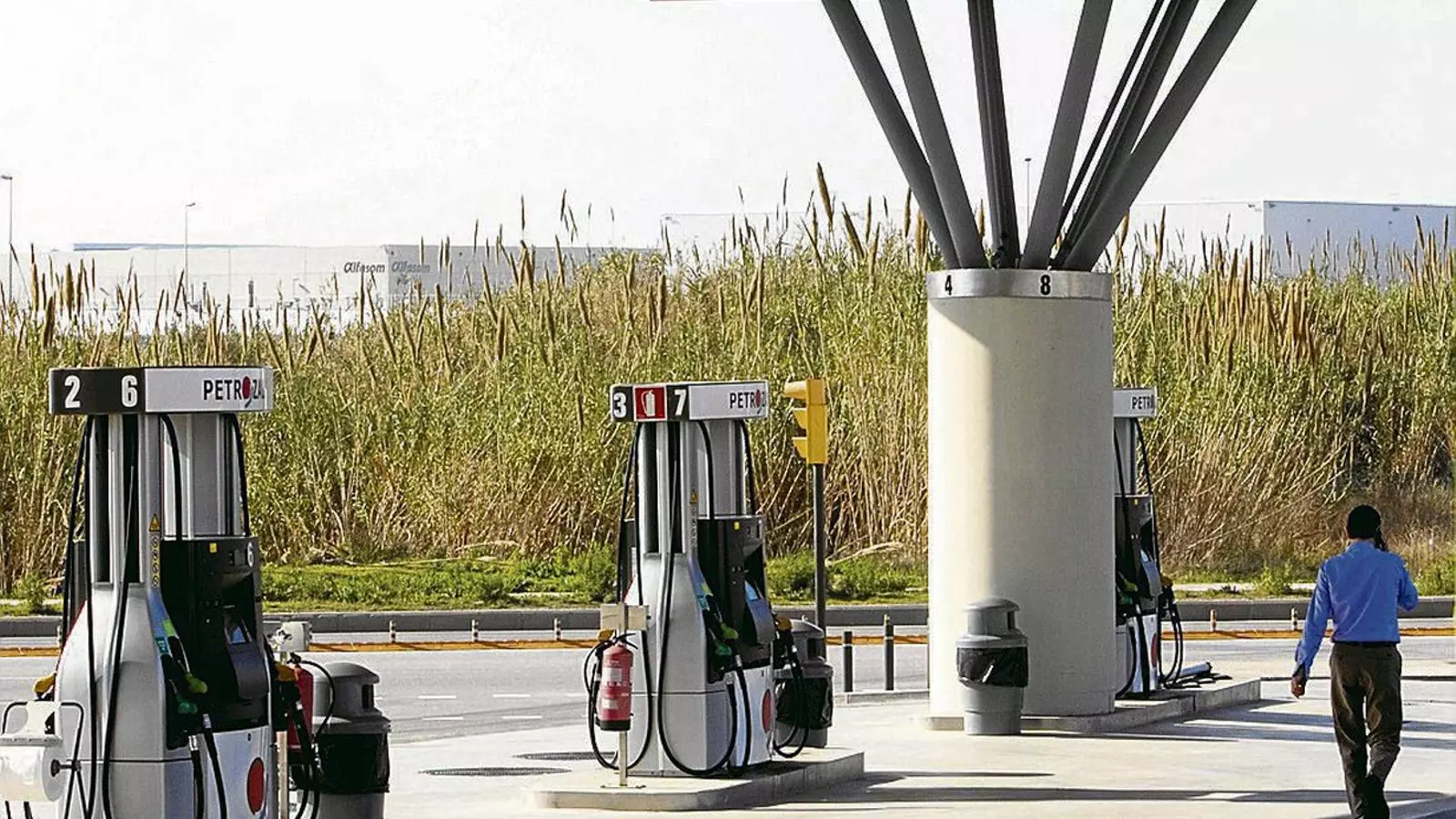 Els sindicats i les associacions de gasolineres denuncien que els establiments low cost destrueixen ocupació.