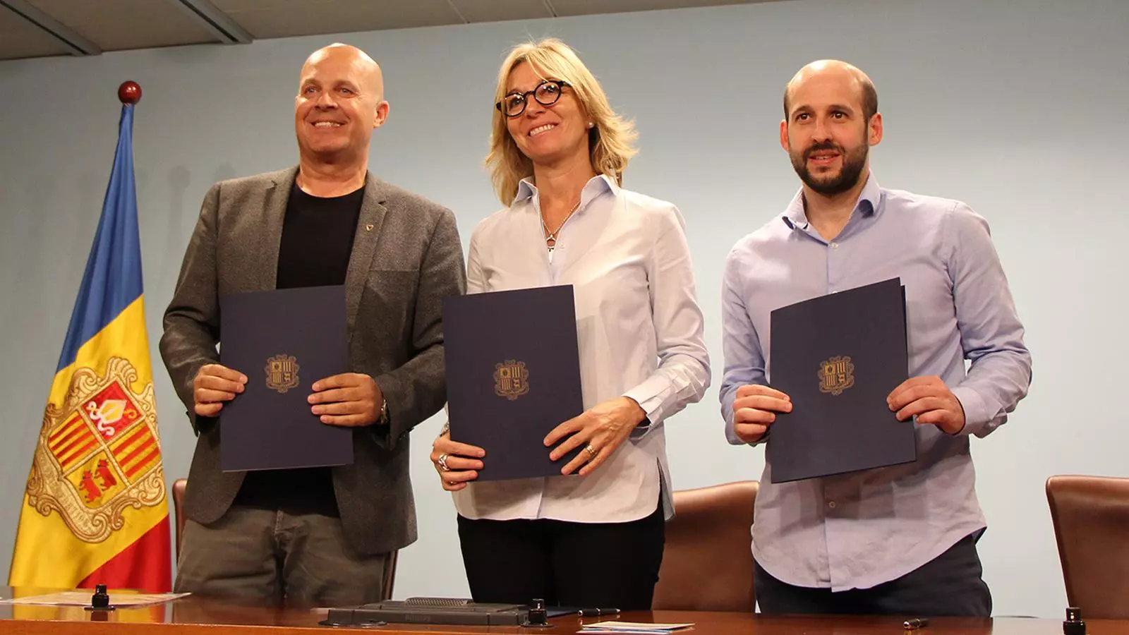 El director general d’Expojoc, Marc Martos; la secretària d'Estat d'Afers Socials i Ocupació, Ester Fenoll, i Carles Rodríguez, de suport a la direcció d'Establiments Vidal, després de la signatura. / M. F. (ANA)