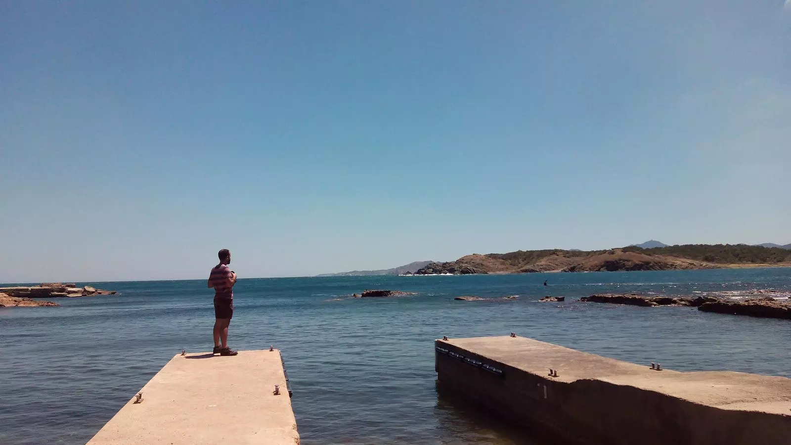 Vistes de la platja del Borró i Cap Ras des del port d'en Joan, just abans d'arribar a la platja de Garbet pel camí de ronda que uneix Colera amb Llançà.