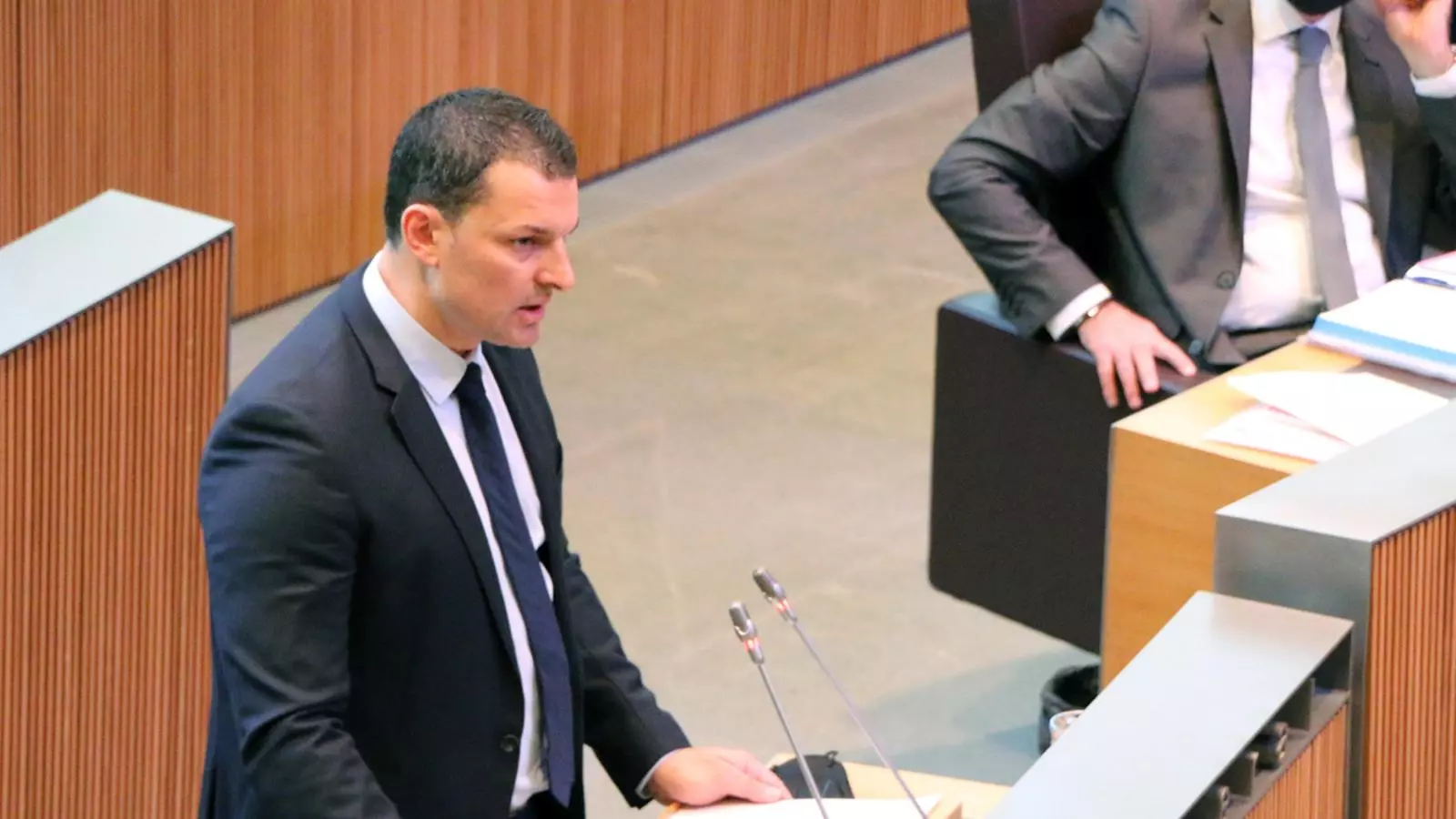 El ministre de Presidència, Economia i Empresa, Jordi Gallardo, durant la sessió del Consell General.