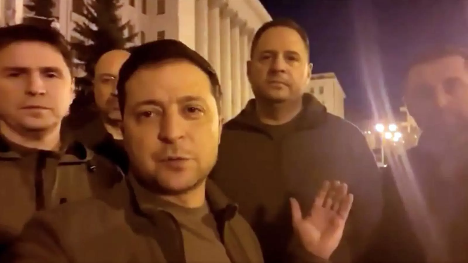 Volodímir Zelenski es fa una selfie envoltat d'alts càrrecs del seu govern, a Kíiv, el 25 de febrer.