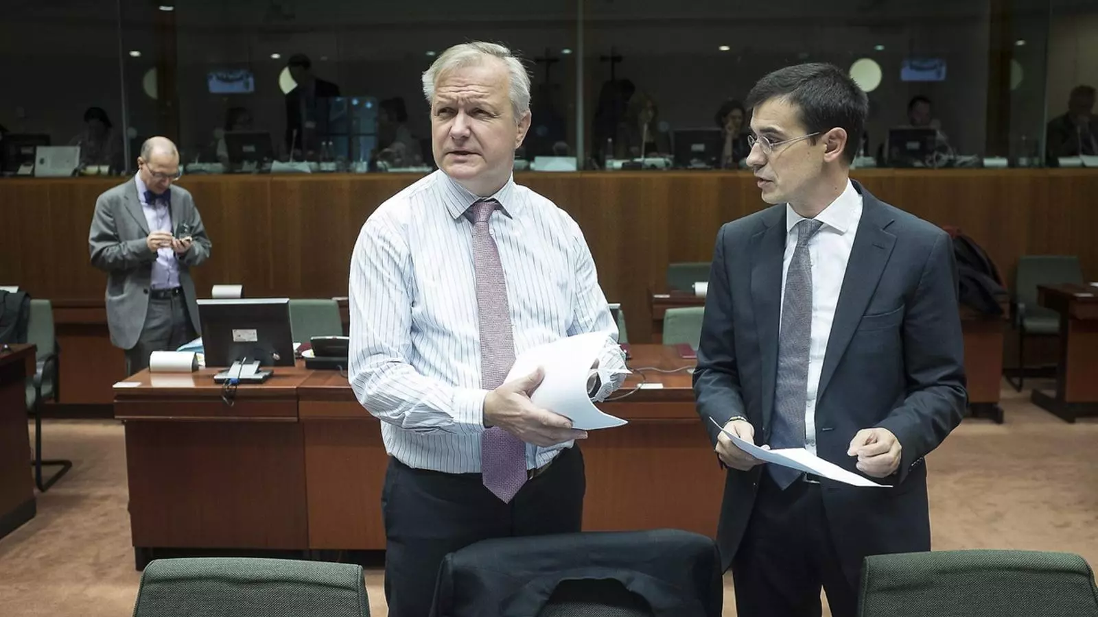 A PRIMERA FILA Altafaj -amb americana- va ser mà dreta del vicepresident comunitari Olli Rehn.