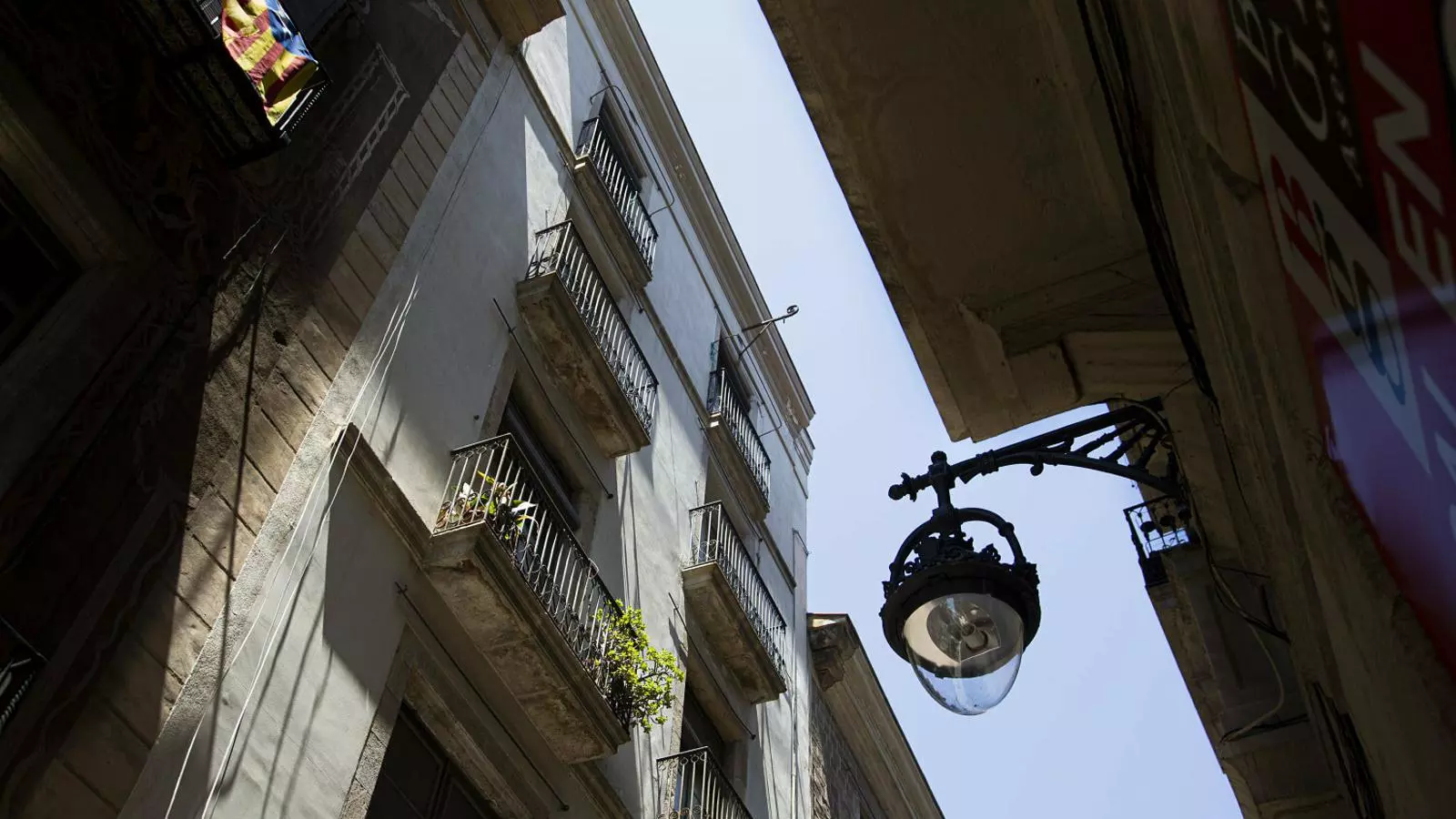 L’edifici del carrer del Pi, al Barri Gòtic, on només hi ha uns inquilins que denuncien pressions.