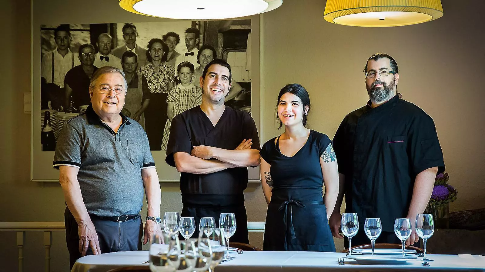 D’esquerra a dreta, Pere Comas, Josep Comas, Marta Serra i Víctor Artacho al restaurant ElJardí de Parets dels Vallès. Al darrere, una fotografia de la família als anys 50.