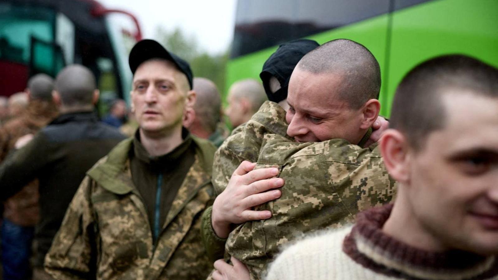 Soldados ucranianos liberados después de haber sido capturados por Rusia.