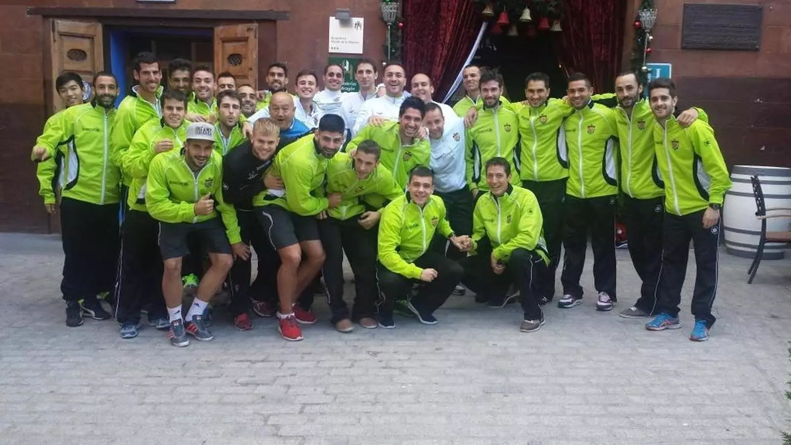 Els jugadors del Cornellà s'han desplaçat a Madrid en autocar / TWITTER @ue_cornella