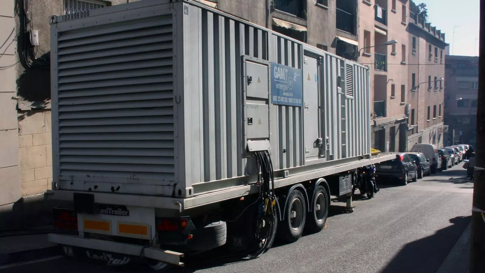 El generador instal·lat al carrer Lorda del Carmel. Foto: ACN