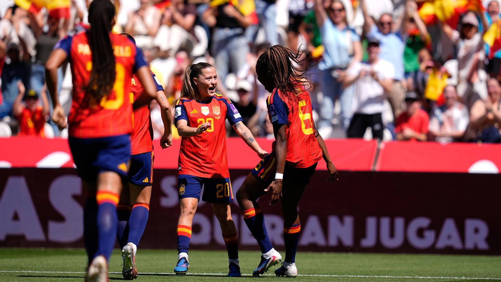Claudia Pina y Edna Imade celebrando uno de los goles de España contra Ucrania