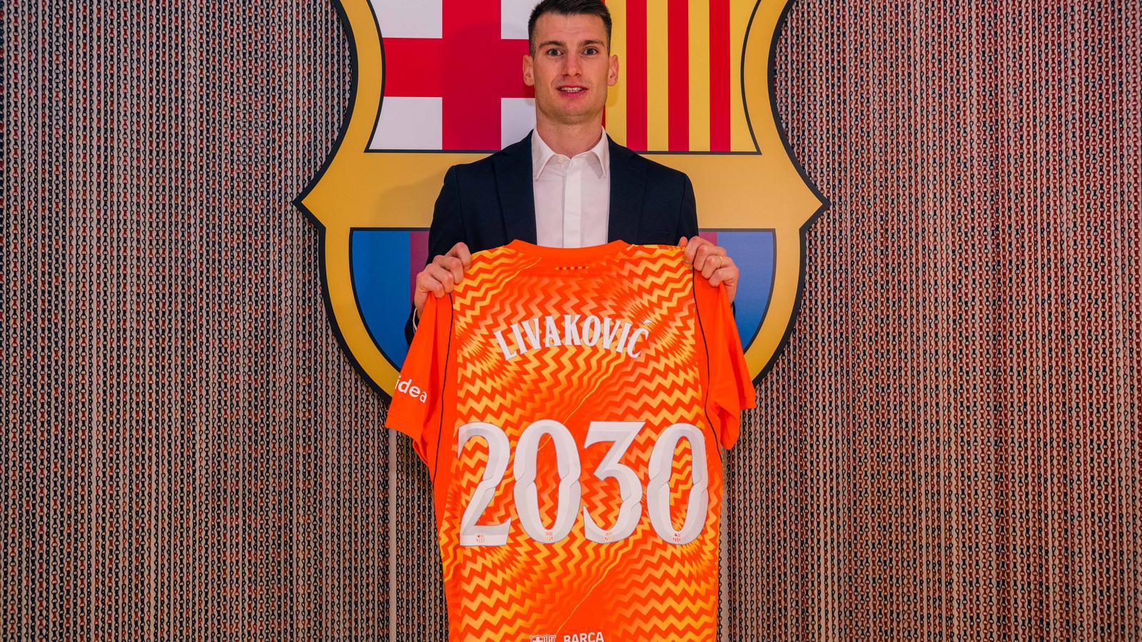 Dominik Livakovic posing with his jersey.