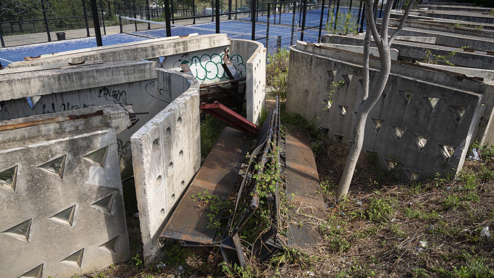 Las piezas prefabricadas de hormigón del pabellón derruido de las instalaciones de tiro con arco de Enric Miralles y Carme Pinós en el solar donde están abandonadas.