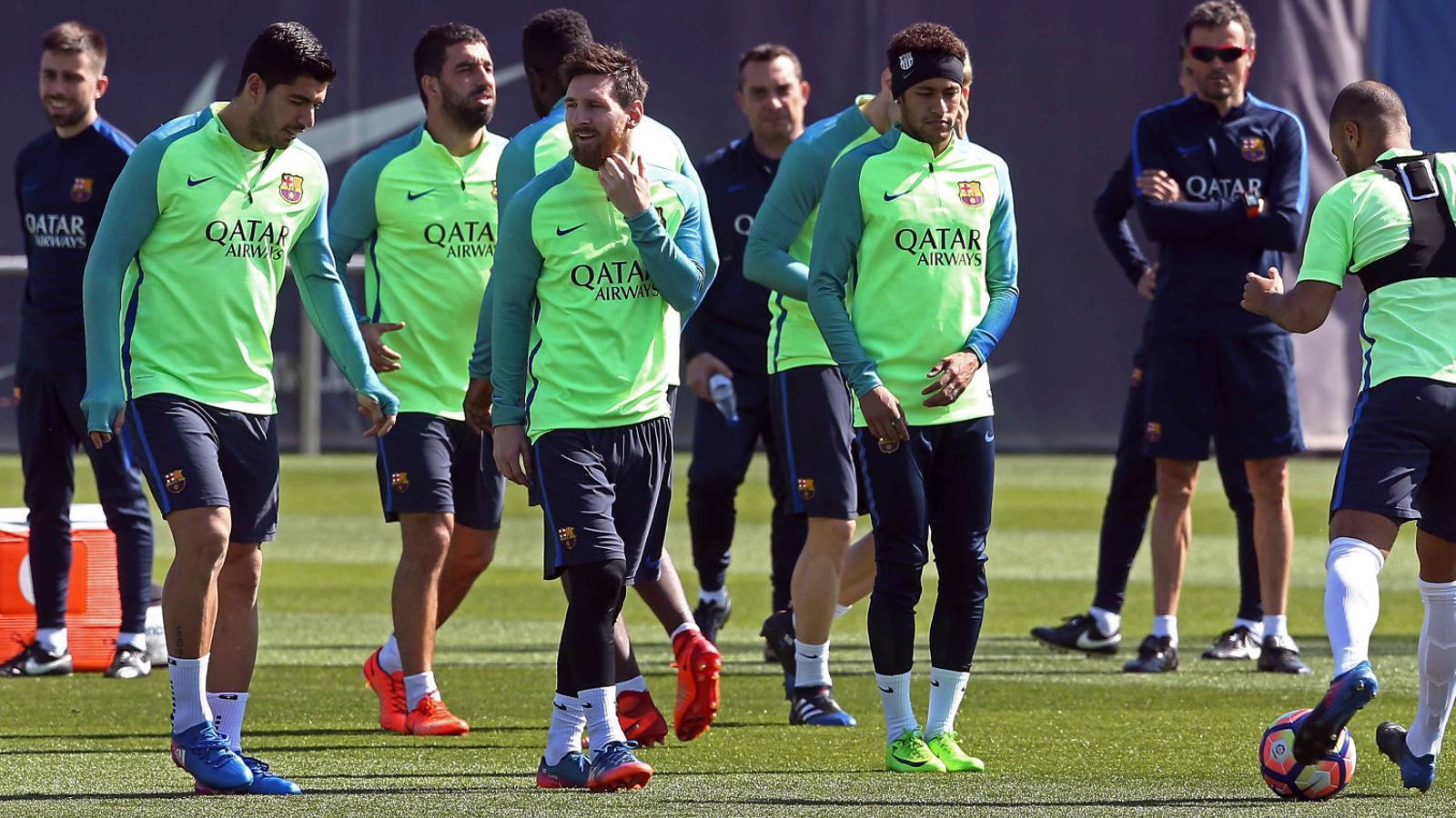 Suárez, Messi i Neymar, en primer terme, en l’entrenament d’ahir. Els tres seran titulars contra el València.