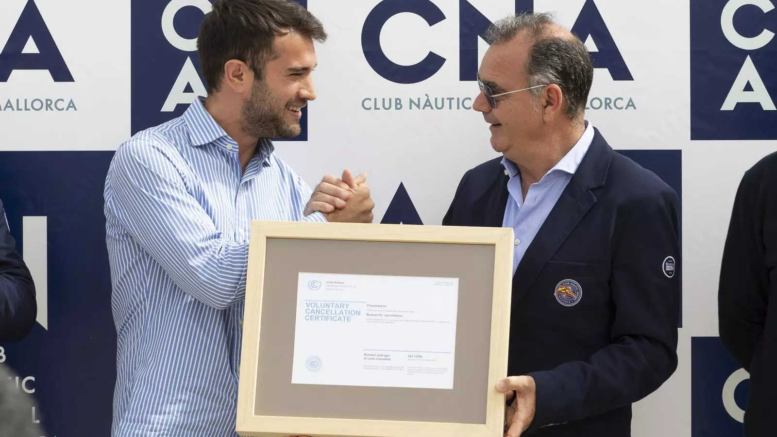 El batle de Llucmajor, Eric Jareño, i el president del Club Nàutic de l'Arenal, Óscar Estellers.