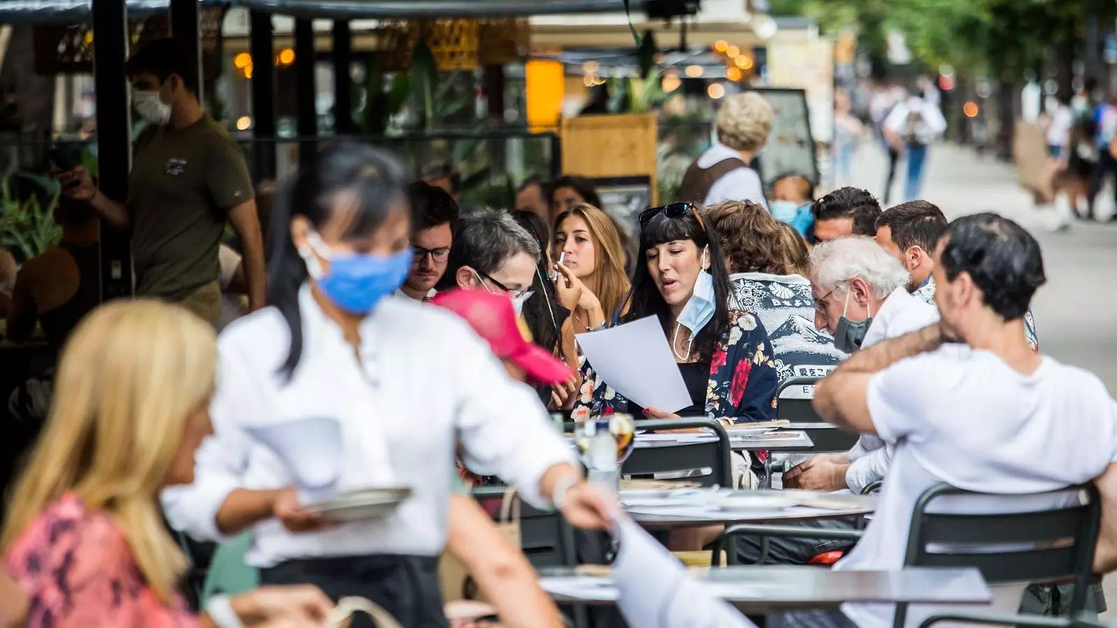 Terrassa d'un restaurant del centre de Barcelona amb totes les taules ocupades en una imatge recent