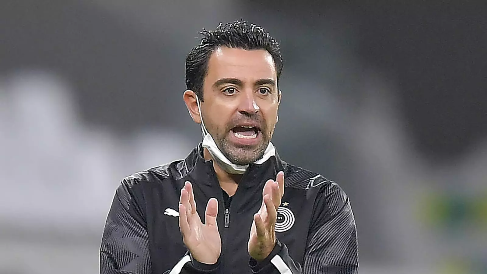 Xavi Hernández dando ánimo en un partido como entrenador del Al-Sadd.