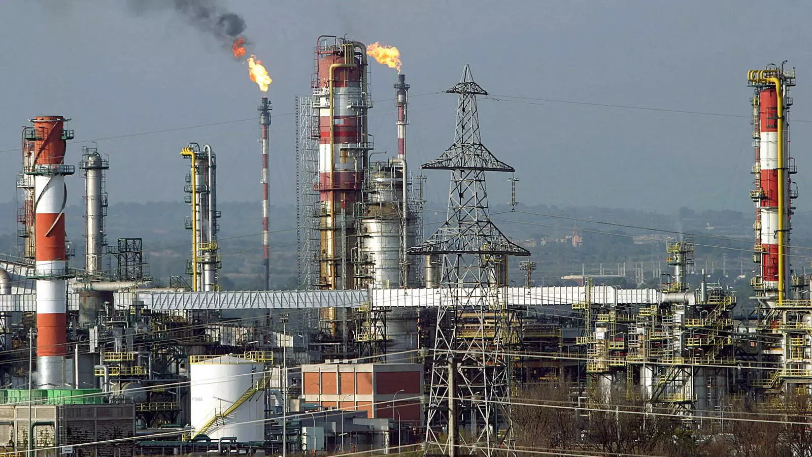 Imatge d'arxiu de la factoria de Repsol YPF a la Pobla de Mafumet