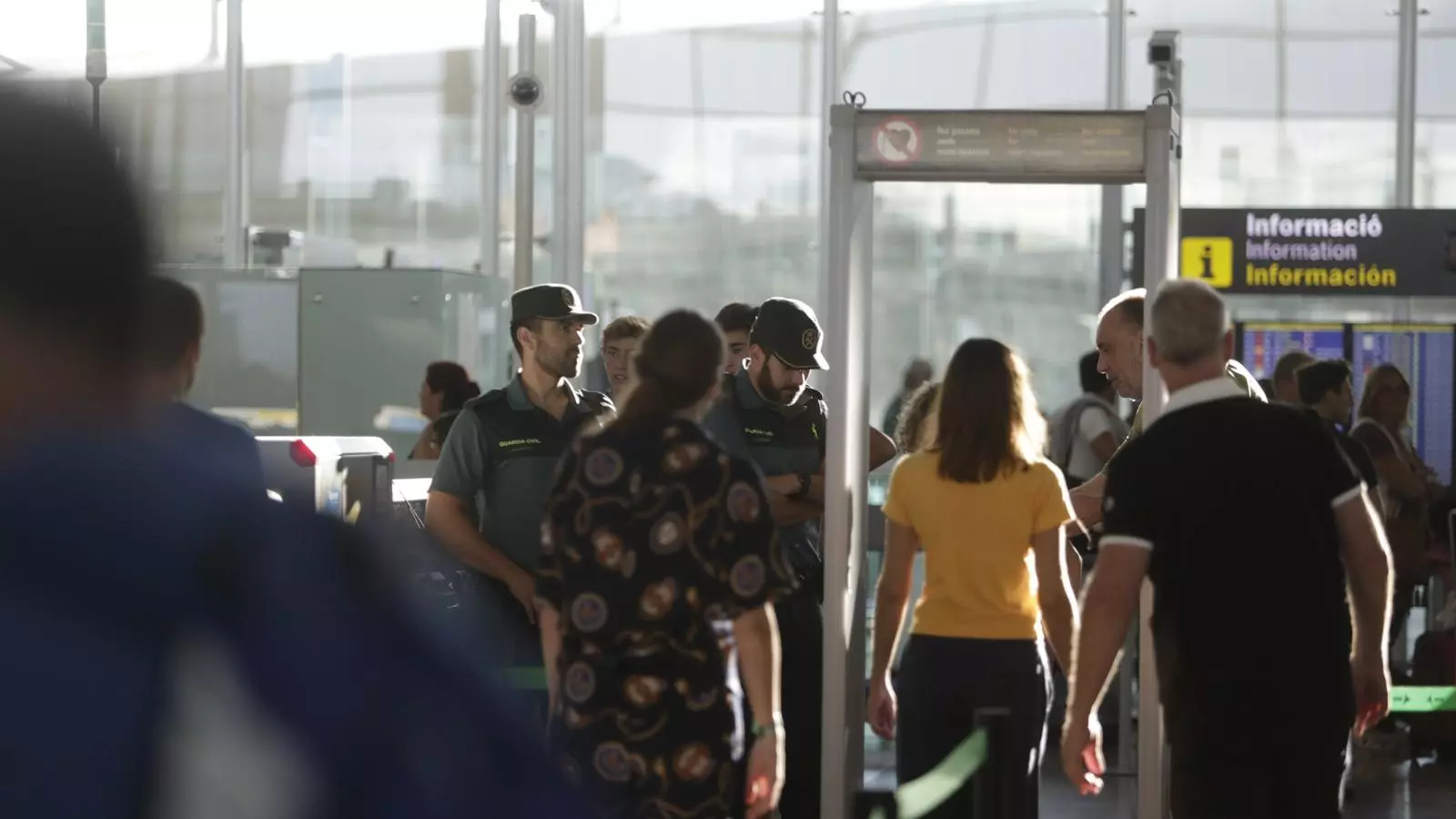 Efectius de la Guàrdia Civil treballen aquest dilluns en els controls de seguretat de l'aeroport del Prat